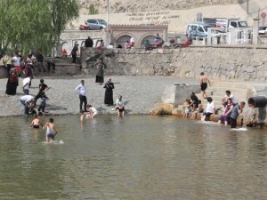 Sıcaktan bunalan Erzincanlılar Ekşisu’ya akın ediyor
