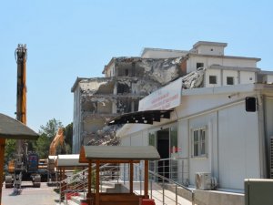 Atatürk Devlet Hastanesi’nin boşaltılan binası yıkılıyor