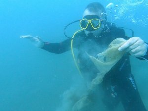 Başkan denize dalıp ağ ve atık topladı