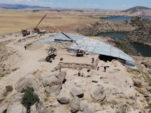 Arkeolojik kazıda binlerce yıllık tarih gün yüzüne çıkartılıyor: 3 bin kişilik törenlerin yapıldığı saray tespit edildi