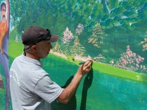 Çizdiği resimlerle şehre renk katıyor