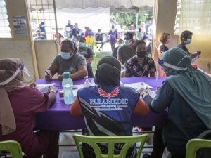 Malezya’da personeli koronaya yakalanan aşı merkezi kapatıldı