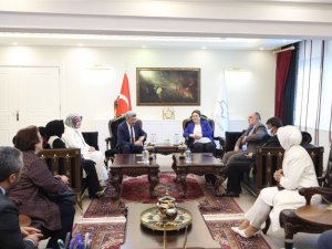 Aile ve Sosyal Hizmetler Bakanı Yanık, Van’da esnafla sohbet etti