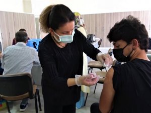 Babalar telefonla onayladı, gençler okulda aşı oldu