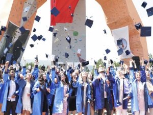 DPÜ Eğitim Fakültesi’nde mezuniyet heyecanı