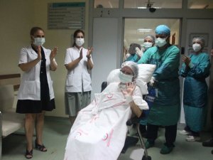 2 Ay yoğun bakımda kaldı, doğum gününde uyandı