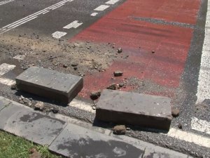 Sancaktepe’de havalandırma borusundan fışkıran su, yolu göle çevirdi