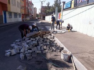 Bağlar’da tahrip olan kaldırımlar yenileniyor