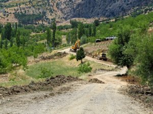 Büyükşehir’den Çağlayancerit’te yol çalışması
