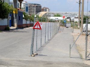 Arsasından geçen yolun bir bölümünü tel örgü ile kapattı