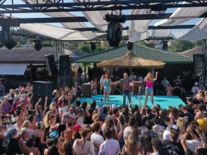 Serdar Ortaç konseri korona virüsü unutturdu