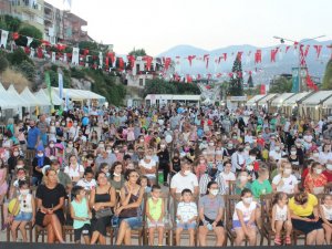Gönül Yeprem ‘Neşeli notalar’ konseri ile çocuklarla buluştu