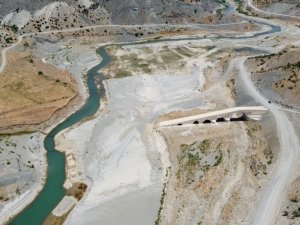 Altından suların aktığı tarihi köprü sular altında kalacak