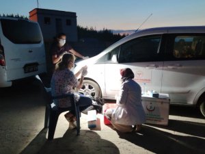 Tarım işçileri çalıştıkları tarlalarda aşılanıyor