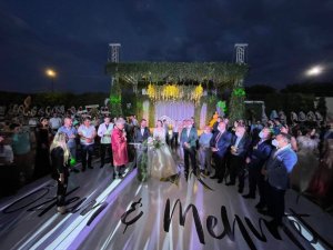 Şehit çocuğu ve kanaat önderi görkemli bir düğünle dünya evine girdi