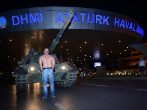 Darbe girişimde tankın önüne yattığı fotoğrafla tanınan Metin Doğan, o geceyi anlattı