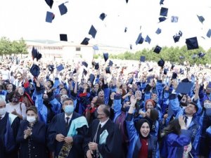 DPÜ Fen Edebiyat Fakültesi’nde mezuniyet heyecanı