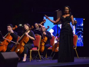 Amerikalı sanatçıdan ezana saygı