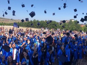 DPÜ İktisadi ve İdari Bilimler Fakültesi’nde mezuniyet sevinci