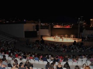 Kuşadası’nda pandemi sonrası ilk tiyatro oyunu