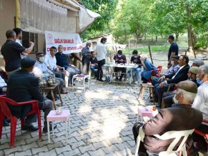 Kaymakam ve belediye başkanı halkın gözü önünde aşı oldu