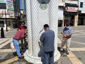 Sıcaktan bunalan vatandaşlar çeşme başında serinliyor