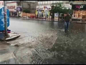 Erzurum, aniden bastıran yağmurla sele teslim oldu