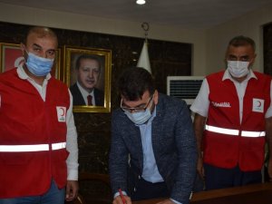 AK Parti Batman İl Başkanı Gür, Türk Kızılay Batman Şubesine kurban bağışı yaptı