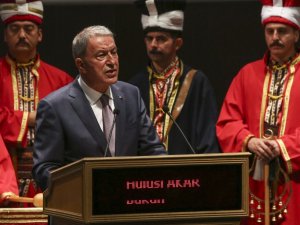 Bakan Akar: “Asil milletimiz, bu hıyanet karşısında Cumhurbaşkanımızın yüksek siyasi liderliğinde yediden yetmişe bütün fertleriyle tek vücut olmuş demokratik değerler uğruna destansı bir mücadele vermiştir”