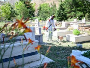 Mamak’ta mezarlıklar bayrama hazırlanıyor
