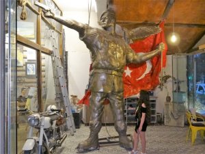 15 Temmuz kahramanı Ömer Halisdemir’in heykeli dikkat çekiyor