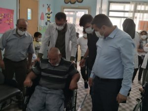 Varto’da tekerlekli sandalye dağıtımı