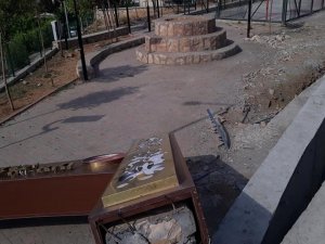 Kulp’ta şiddetli rüzgar park tabelasını devirdi