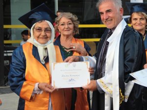 93 yaşında mezun oldu
