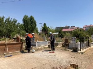 Tatvan Belediyesinden mezarlık temizliği