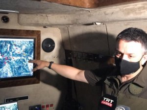 Bakan Pakdemirli, Mersin’deki yangını, yangın komuta aracından takip ediyor