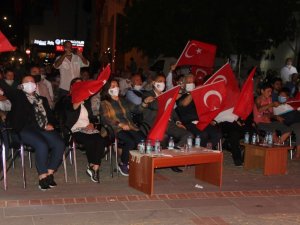 Sinop’ta saatler 00.13’ü gösterdiğinde sela sesleri yankılandı