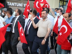 Kavak tek yürek oldu