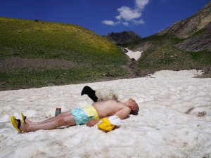 Sanatçı Aydın Aydın Cilo-Sat Dağları’nda kar ve çamur banyosu yaptı