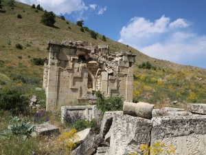 Definecilerin tahrip ettiği tarihi kümbet restore edilerek turizme kazandırılmayı bekliyor