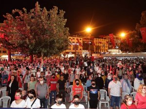 On binler bir kez daha aynı meydanda buluştu