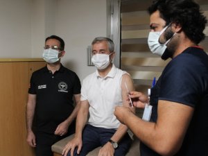 3’üncü doz aşısını yaptıran Gaziantep İl Sağlık Müdürü Tiryaki: “Aşıdan başka çözüm yok”