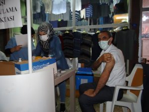 Çarşı merkezinde kurulan mobil aşı istasyonunda aşı yoğunluğu