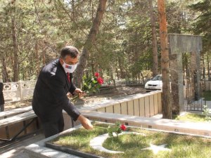 Bakan Yardımcısı Kaymakçı, şehitliğini ziyaret etti