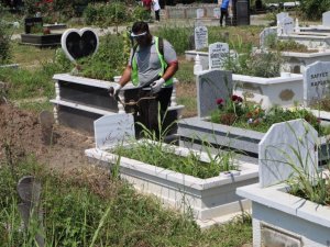 Mezarlıklar bayrama hazırlanıyor