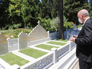 Cumhurbaşkanı Erdoğan anne ve babasının kabrini ziyaret etti