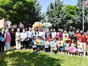 İlk öğrenciler karne ve diplomalarını aldı