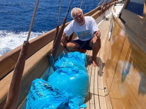 Denizin ortasında çöp torbalarıyla karşılaştılar