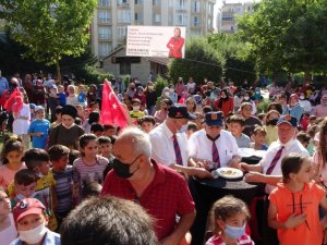 Mahalle muhtarından yüzlerce çocuğa bayram şenliği