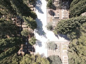 Şehitlik yolu bayrama hazır